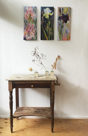 Botanical-Beauty-series-Soul-Survivor-Lies-Goemans-20x50cm-flower-painting-floral-flower-iris-bloemschilderij-interior-with 3