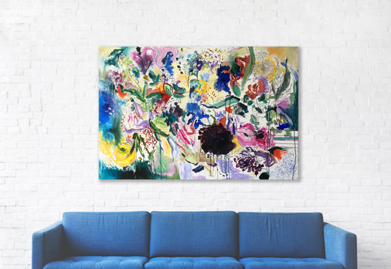 FloralPoetry-fun-of-being-colour-Lies-Goemans-painting-flower-schilderij-floral-150x100cm-interior-impression-blue-couch